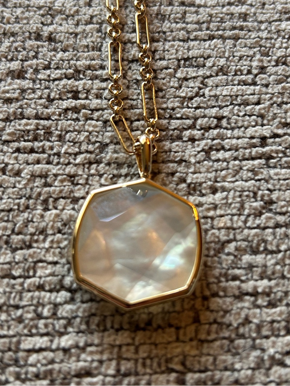 Kendra Scott NWT Davis Necklace - long pendant w/mother of pearl stone